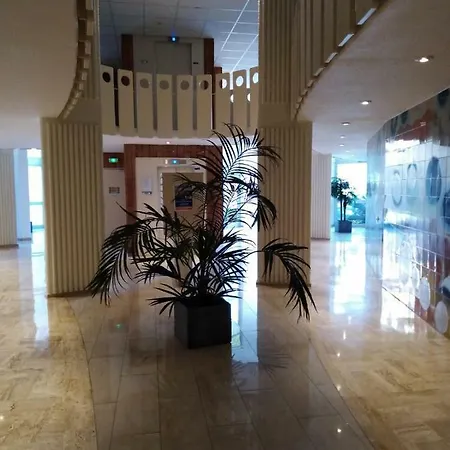 Exclusif ! Grand Studio Dans Avec Piscine Daire